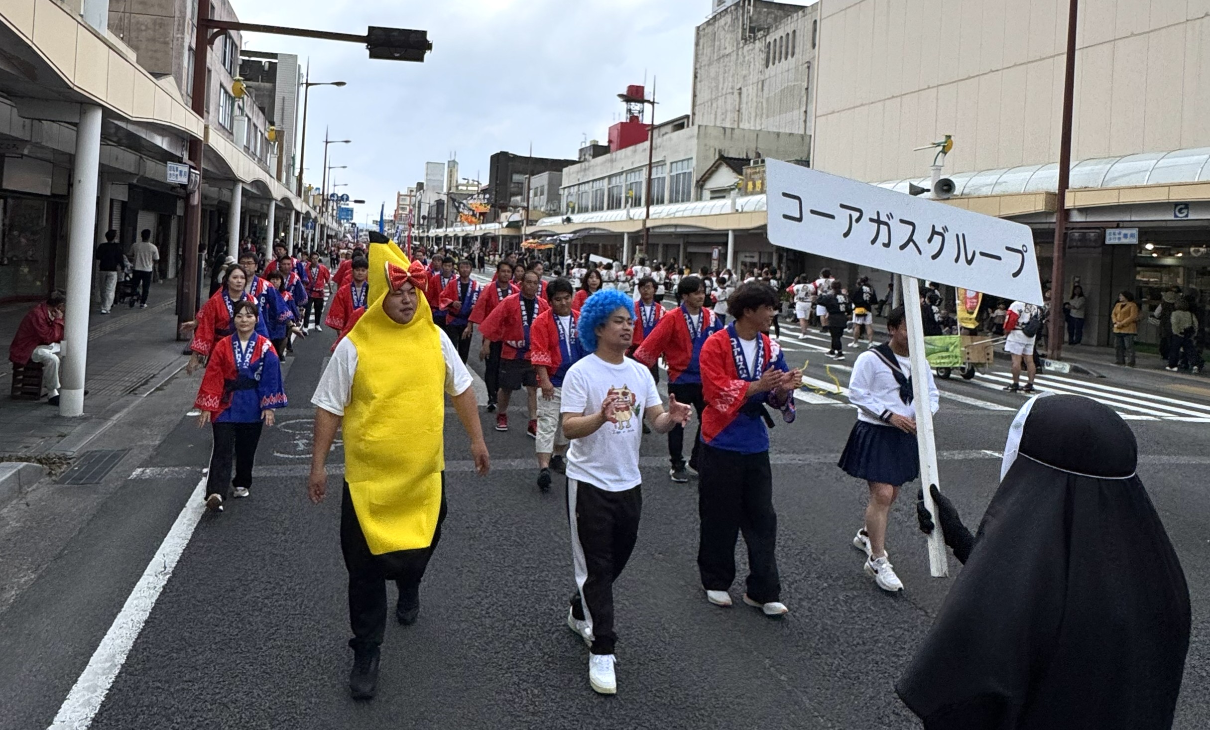 薩摩川内はんやまつりの踊り連に参加した株式会社コーアガス日本と南日本ガス株式会社の社員。