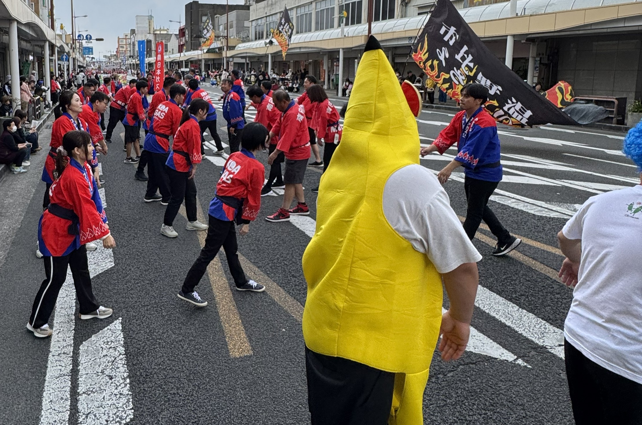 バナナやセーラー服など仮装して楽しそうに踊る様子も見られた。